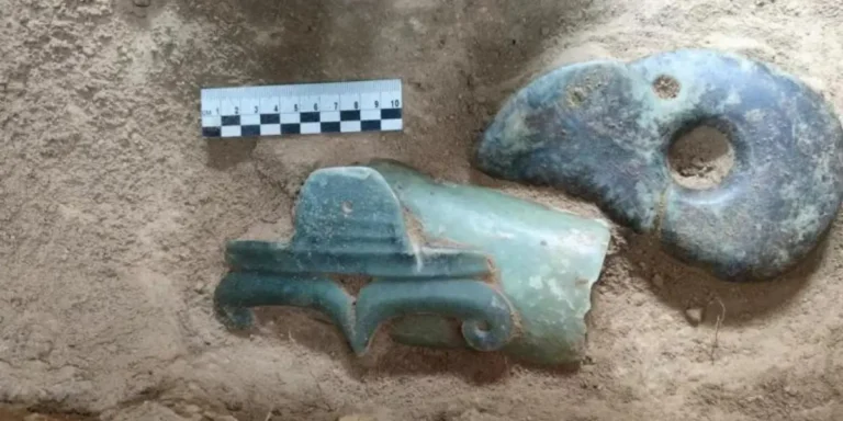 O Maior Dragão de Jade Descoberto na China em 2024: Um Tesouro da Cultura Hongshan