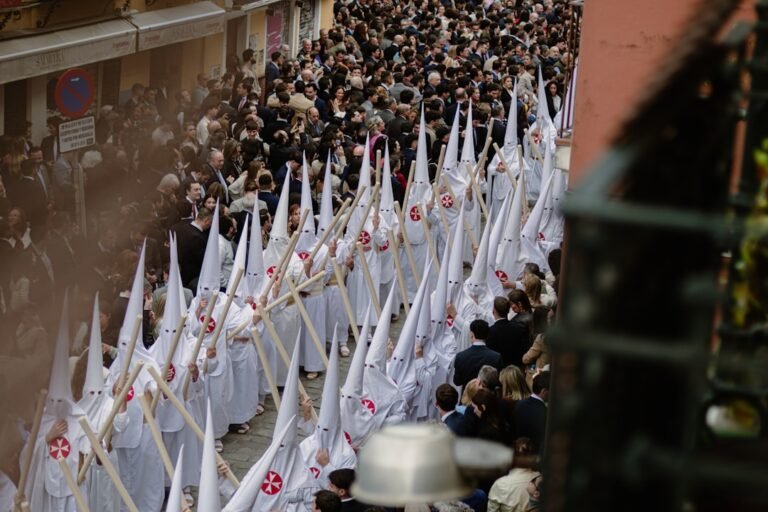 cavaleiros templarios - People in white robes and hoods march in a procession.
