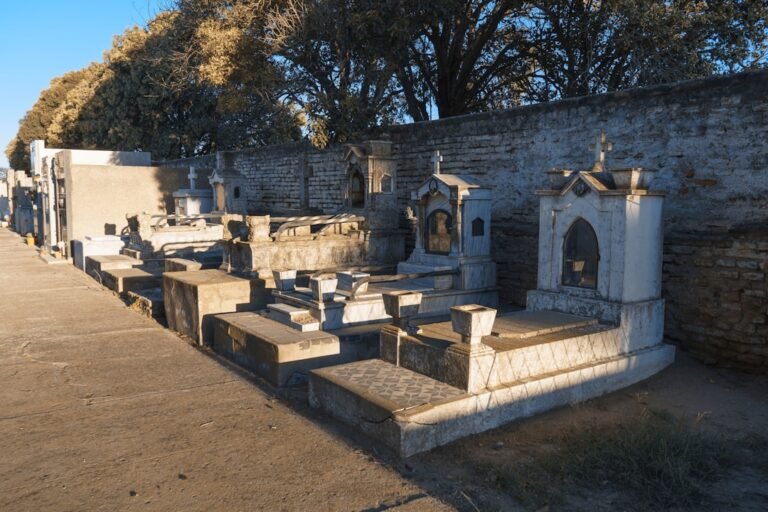 imperio otomano - a row of graves in front of a brick wall