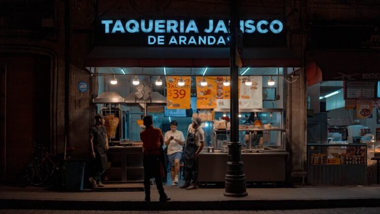 judas iscariotes o traidor - A taqueria is lit up at night.