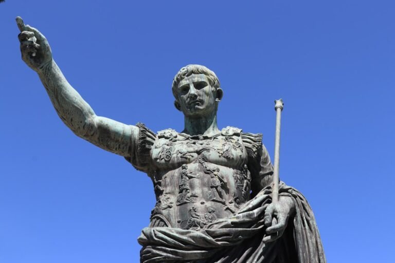 julio cesar e roma - a statue of a person holding a staff