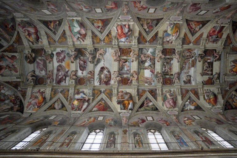 michelangelo e a capela sistina - Sistine chapel ceiling frescoes with architectural details.