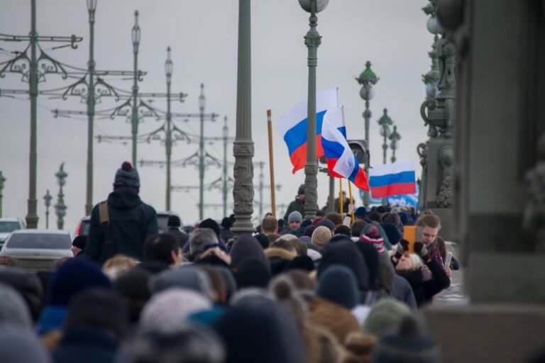 pedro o grande da russia - group of people walking straight during daytime