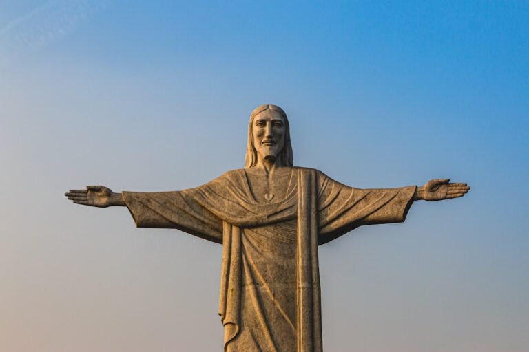 A ressurreicao de cristo - low angle view of jesus christ statue