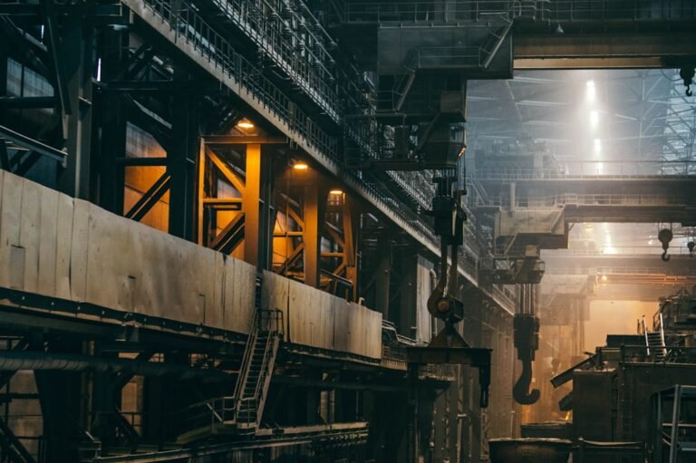 revolucao industrial - interior of large industrial factory