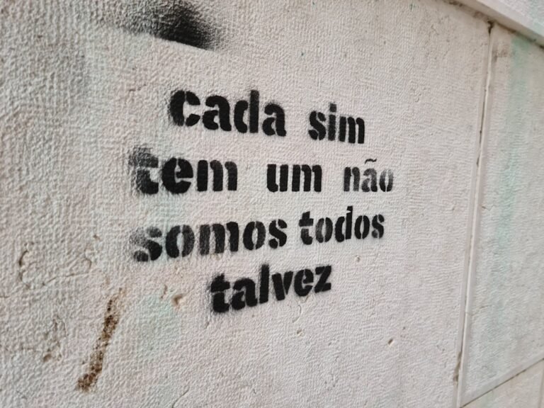 sabedoria do rei salomao - graffiti on the side of a building reads, cada sim em um nao