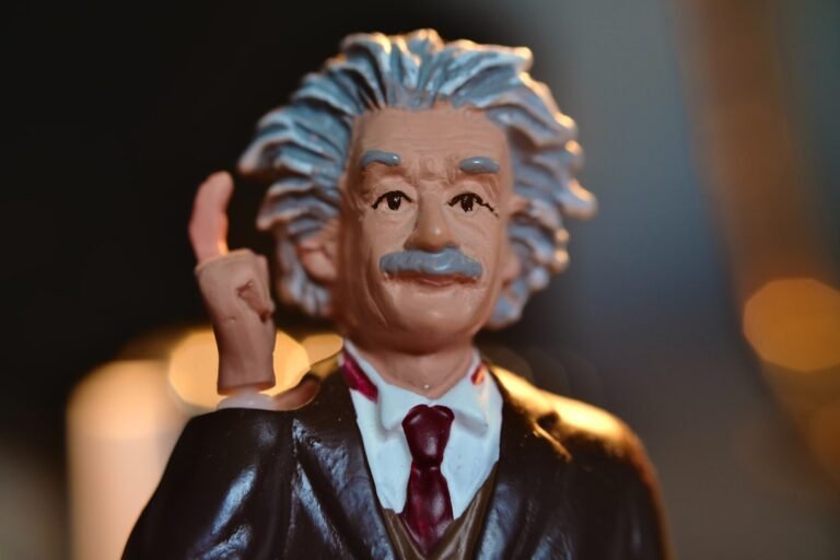 albert einstein e a relatividade - man in black suit jacket figurine