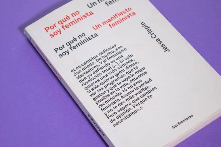 anticristo nas profecias - white printer paper on purple surface