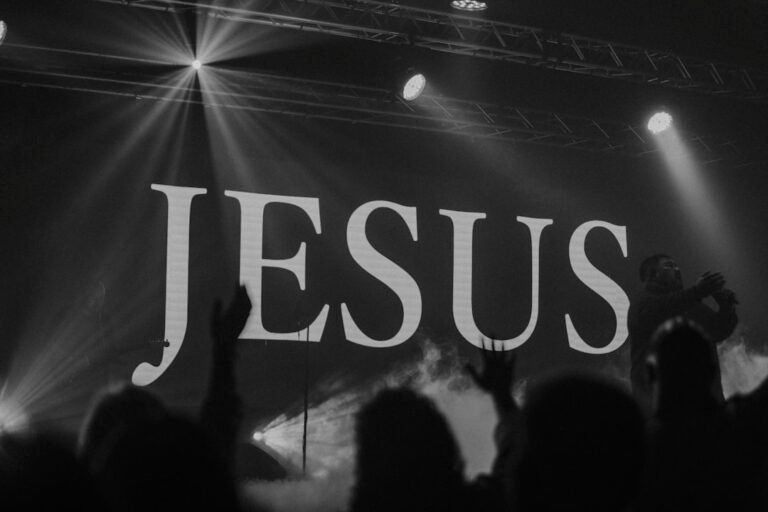 batismo de jesus - a crowd of people standing on top of a stage