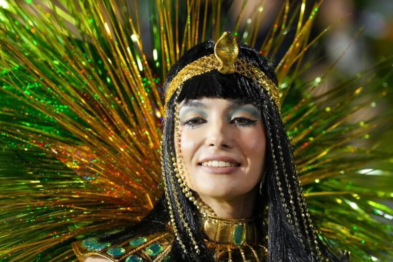 cleopatra do egito - A woman in an egyptian-inspired costume smiles.