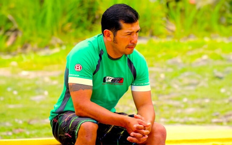 daniel na cova dos leoes - Man in green shirt looks thoughtful.