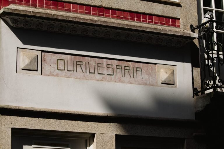guerra da coreia - Stone sign with "ourivesaria" engraved
