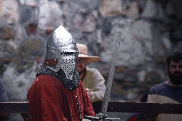 inquisicao medieval - man holding sword