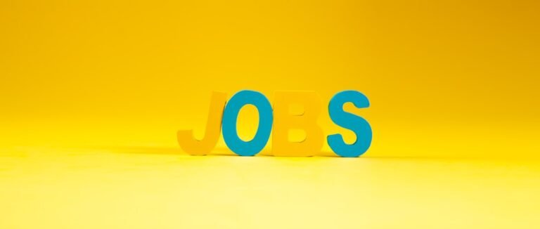 jo e suas provacoes - The word jobs in large letters on yellow