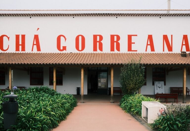 joana darc e a franca - a white building with a red sign that says chia correana