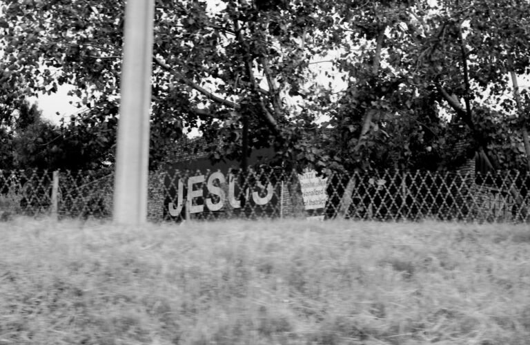 jose pai terreno de jesus - grayscale photo of chain link fence