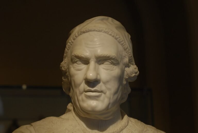 leonardo da vinci genio renascentista - a statue of a man with a hat on