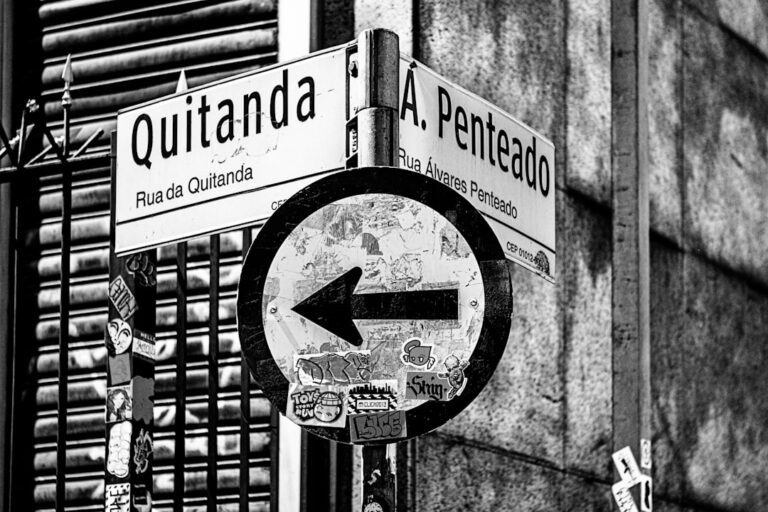 quatro cavaleiros do apocalipse - grayscale photo of no smoking sign