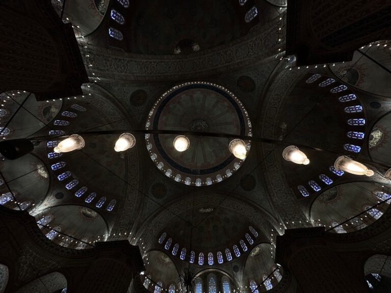 queda de constantinopla - the ceiling of a large building with many lights