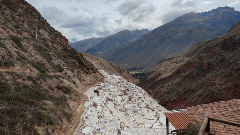 queda do muro de berlim - Terraced salt pans in a mountain valley
