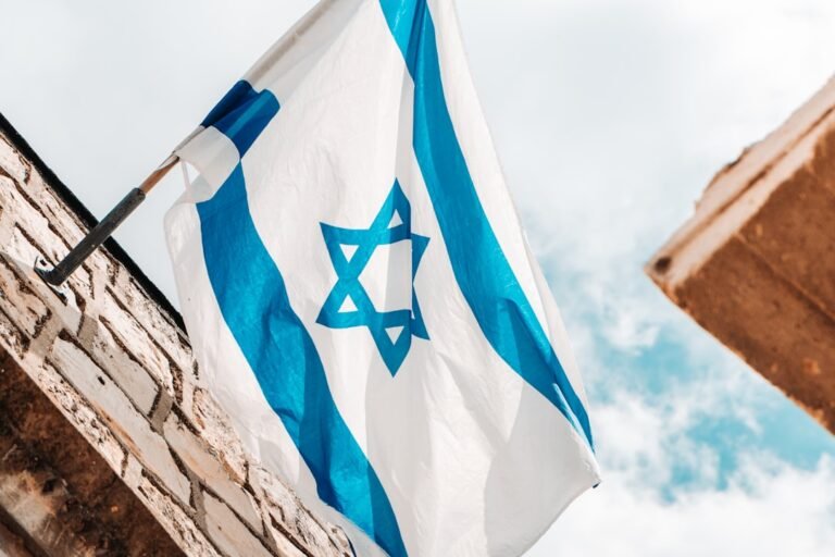 rei davi de israel - an israeli and israeli flag hanging from a brick building