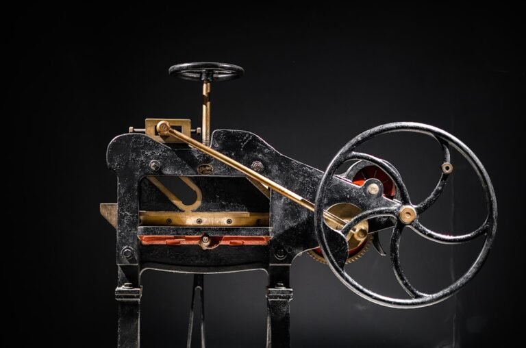 thomas edison e suas invencoes - black and brown wooden wheel