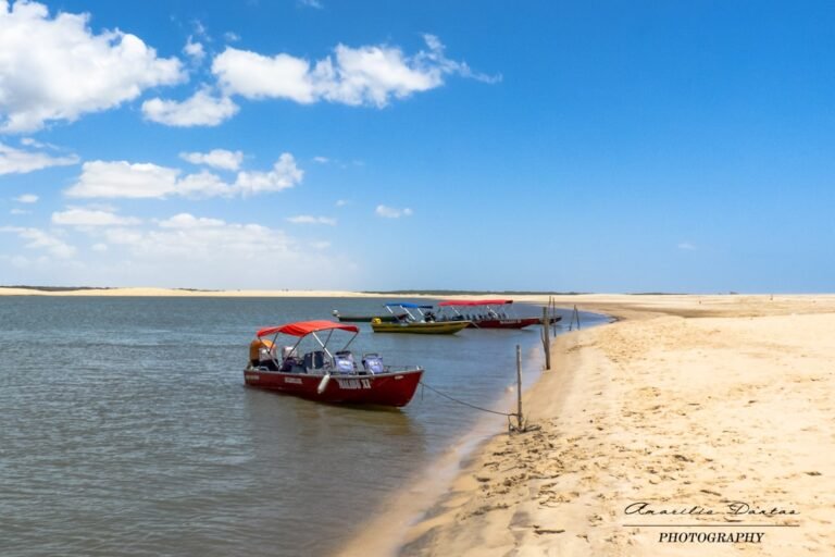 travessia do mar vermelho - boats on the beach