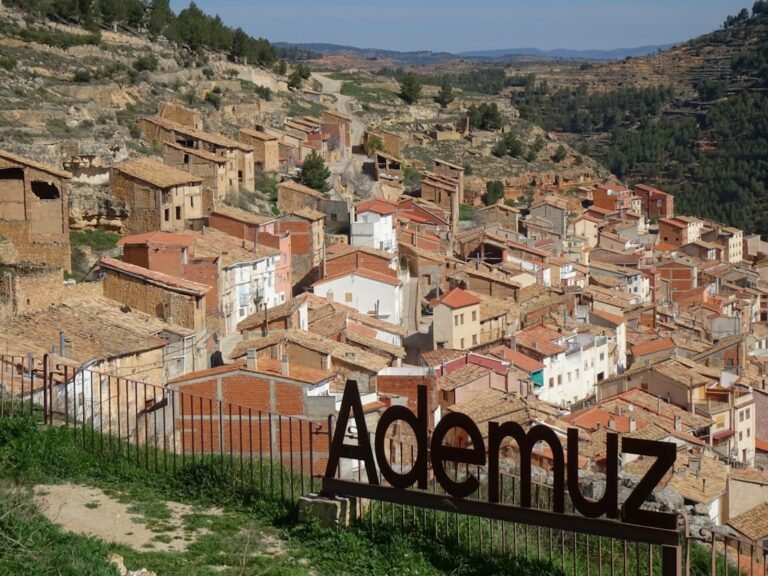 visoes de ezequiel - A scenic view of the village of ademuz in spain.